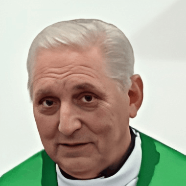 Retrato de Dom Armando Vilela, Bispo Auxiliar e Chanceler da Igreja Vétero Católica de Jerusalém em Portugal, usando veste verde sobre camisa branca e preta.