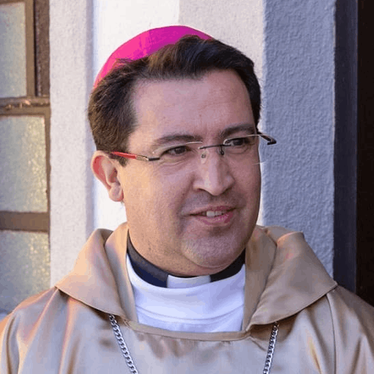Retrato de Dom Carlos Fonseca, Arcebispo Primaz da Igreja Vétero Católica de Jerusalém em Portugal, usando veste dourada, colar clerical e solidéu magenta.