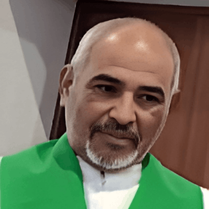 Retrato de Dom José Silva, Bispo Auxiliar da Igreja Vétero Católica de Jerusalém em Portugal, usando veste branca com estola verde.