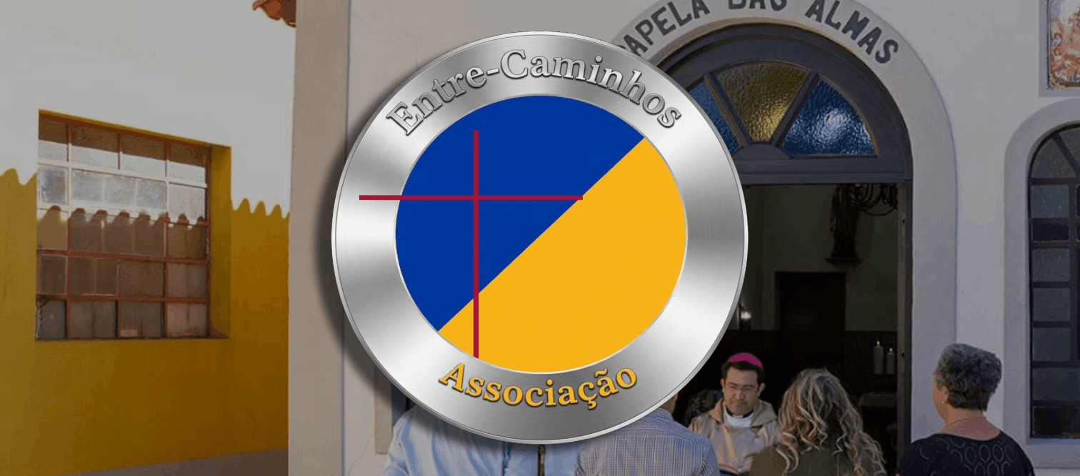 Logotipo da associação Entre Caminhos sobreposto a fotografia da Capela das Almas com pessoas junto à entrada.