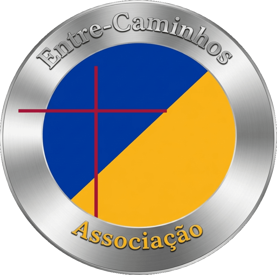 Logotipo da associação Entre Caminhos, com círculo metálico, fundo azul e amarelo em diagonal e cruz vermelha ao centro.
