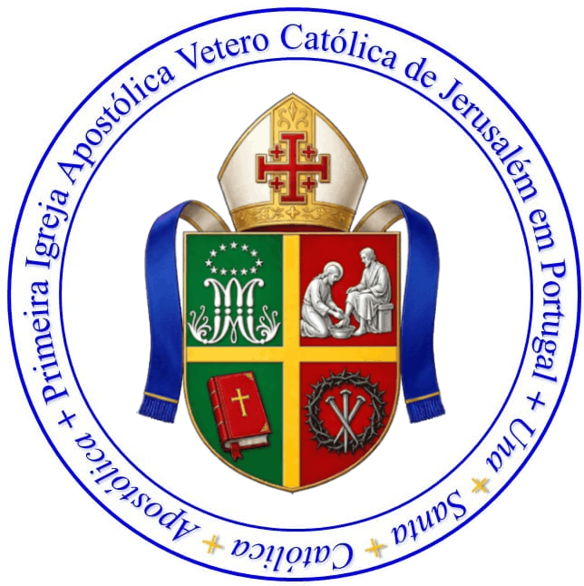 Brasão eclesiástico com escudo quadripartido, mitra episcopal, símbolos cristãos e inscrição circular da Primeira Igreja Apostólica Vetero Católica de Jerusalém em Portugal.