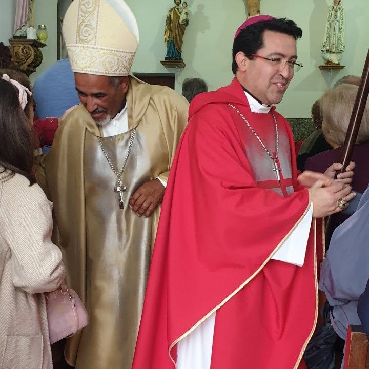 Consagração de Dom Carlos Fonseca, Lourosa (Santa Maria da Feira), 24 de abril de 2023 - Dom José Barboza da Silva (consagrador) e Dom Carlos Fonseca em vestes cerimoniais diante do altar, congregação e estátuas da igreja visíveis